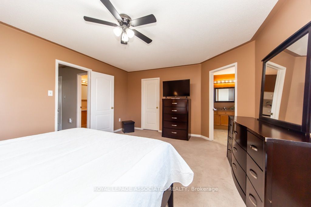 E13598568 Property Photo 30