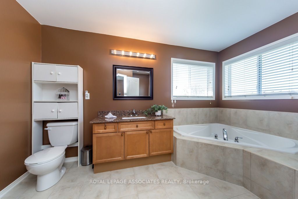 E13598568 Property Photo 31
