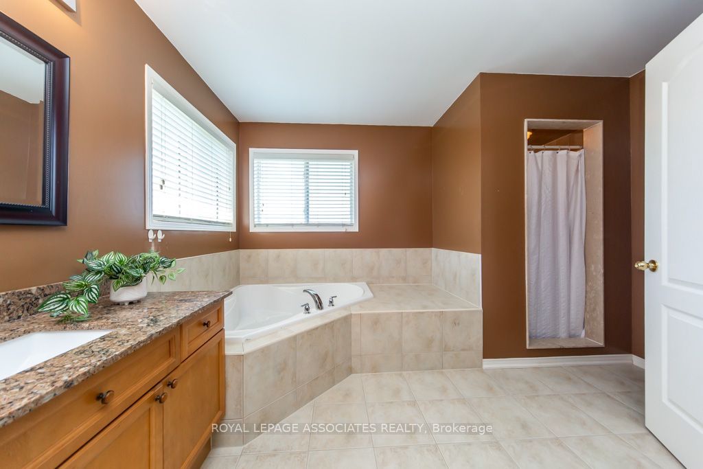 E13598568 Property Photo 32