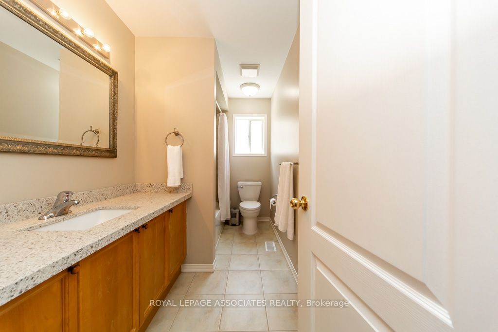 E13598568 Property Photo 39