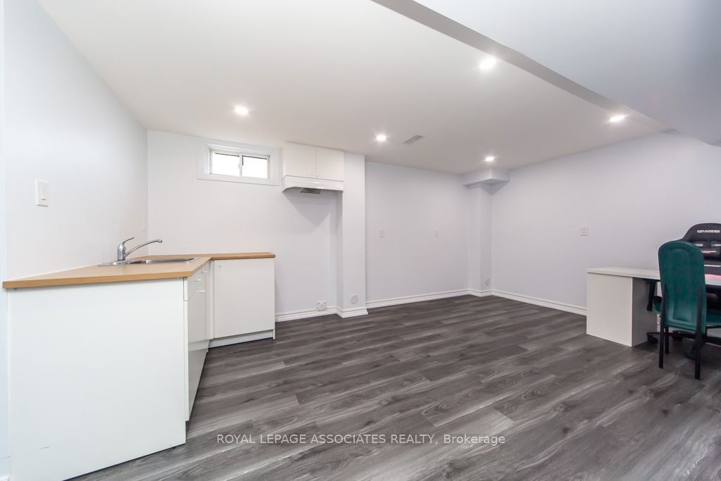 E13598568 Property Photo 41
