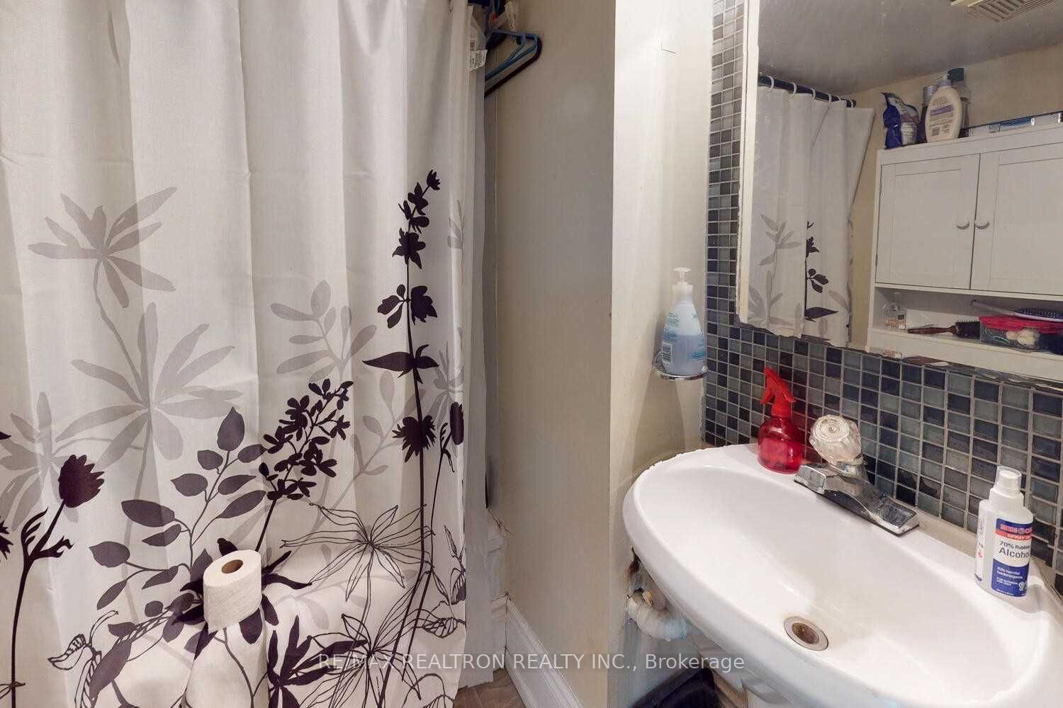 54 Ritson Road S Property Photo 3