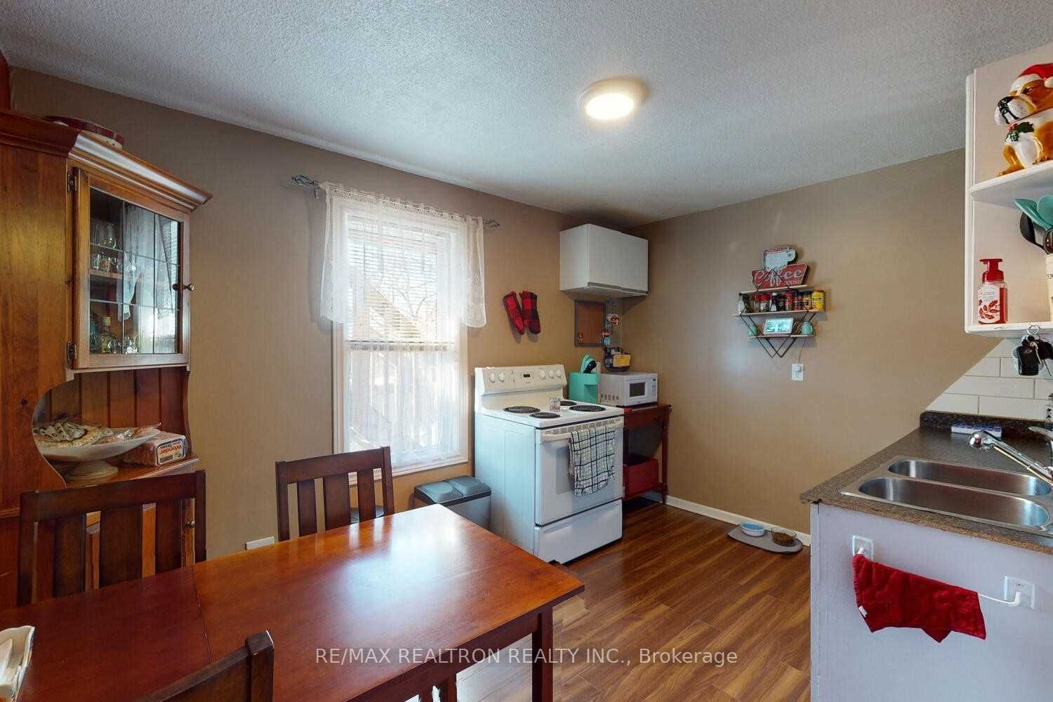 54 Ritson Road S Property Photo 4