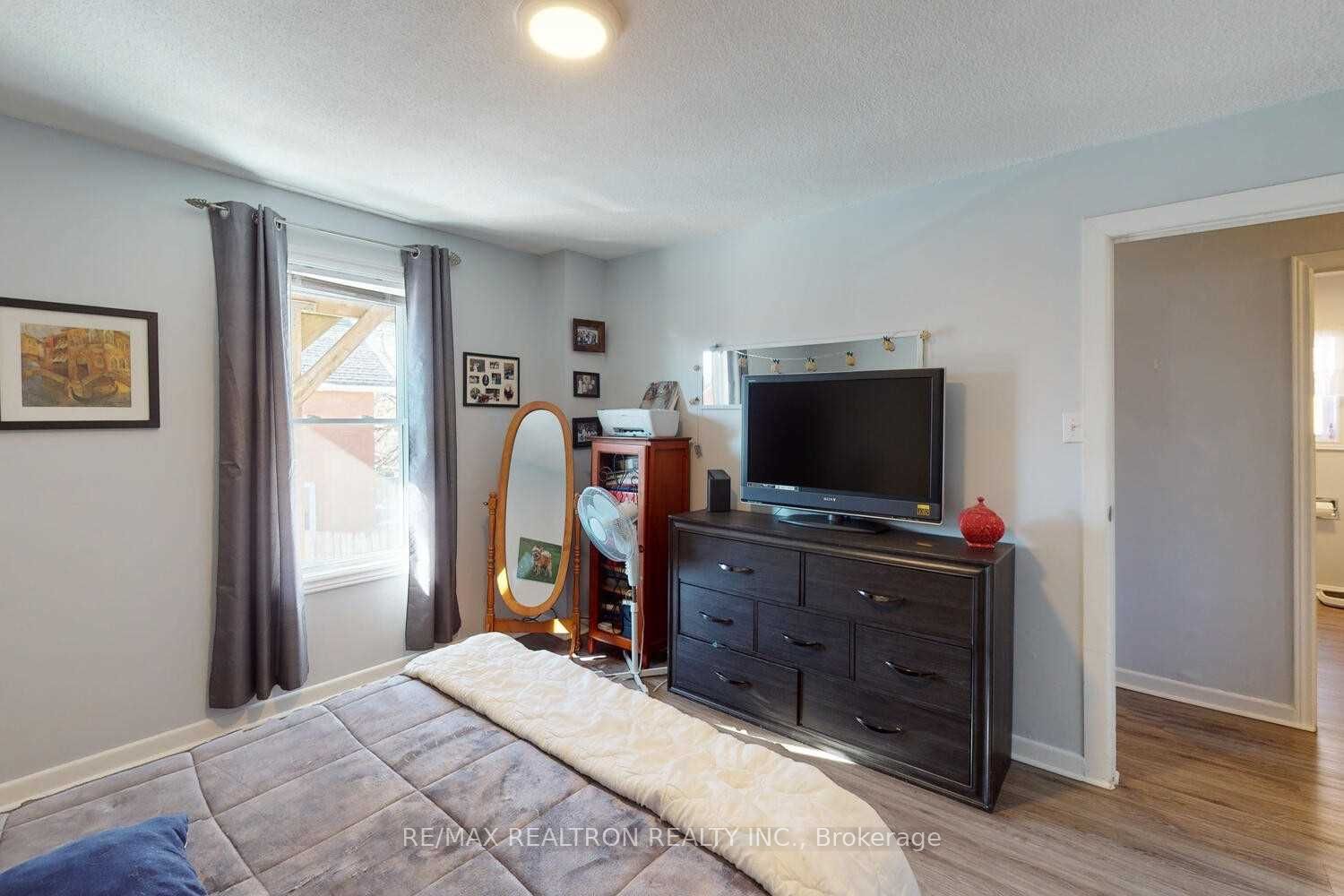 54 Ritson Road S Property Photo 18