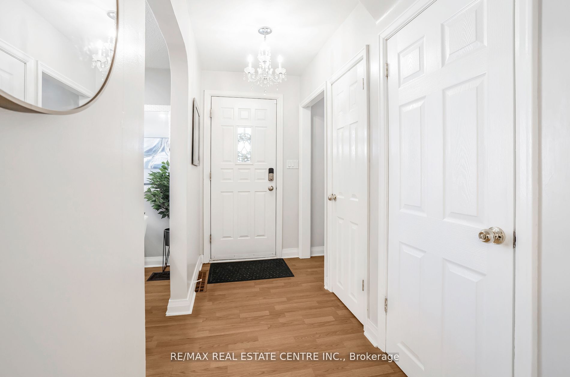 401 Elgin St Street E Property Photo 4