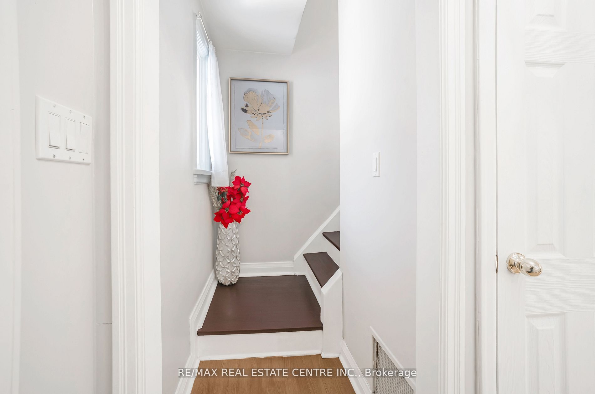 401 Elgin St Street E Property Photo 21
