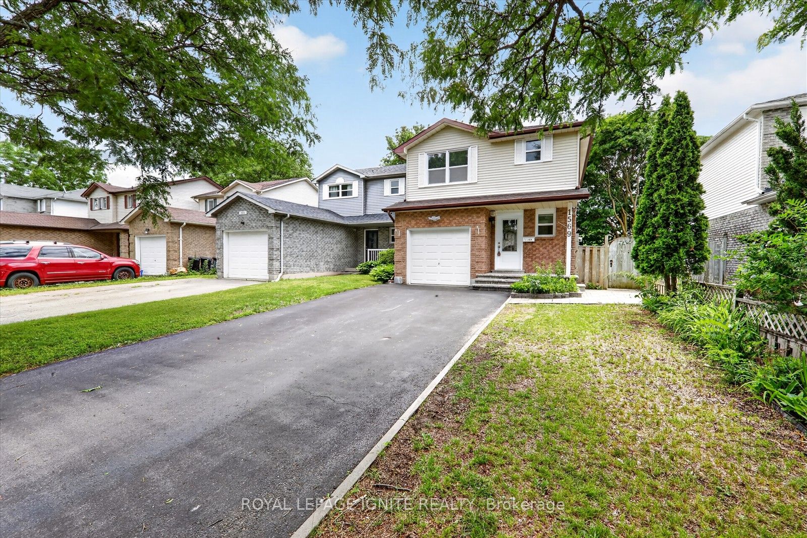 1569 Norwill Crescent Property Photo 3