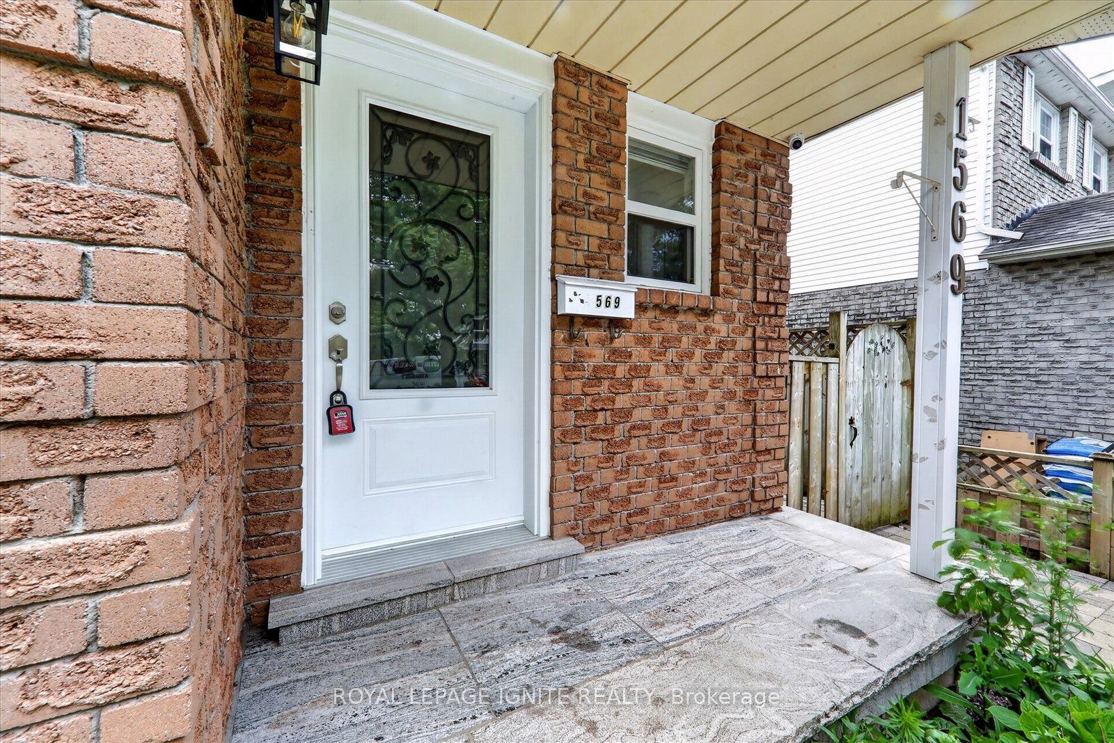 1569 Norwill Crescent Property Photo 4