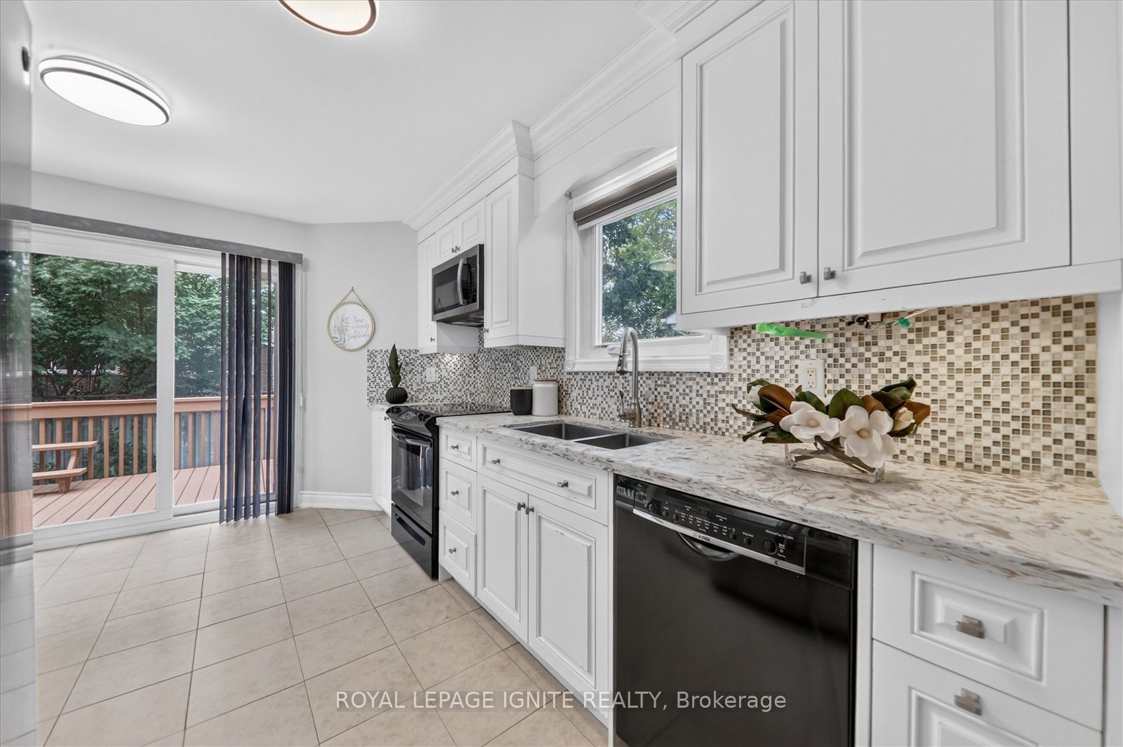 1569 Norwill Crescent Property Photo 18