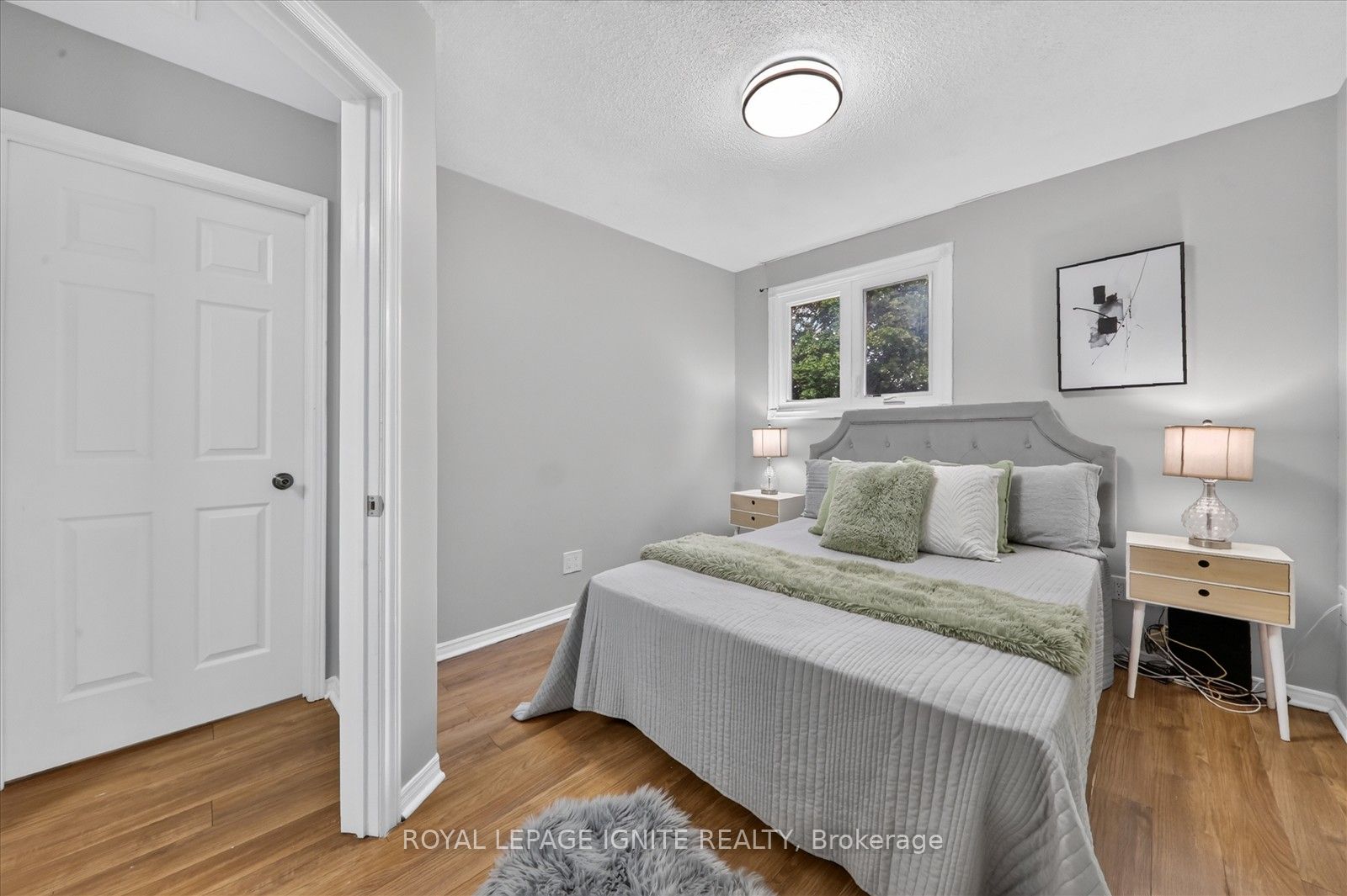 1569 Norwill Crescent Property Photo 27