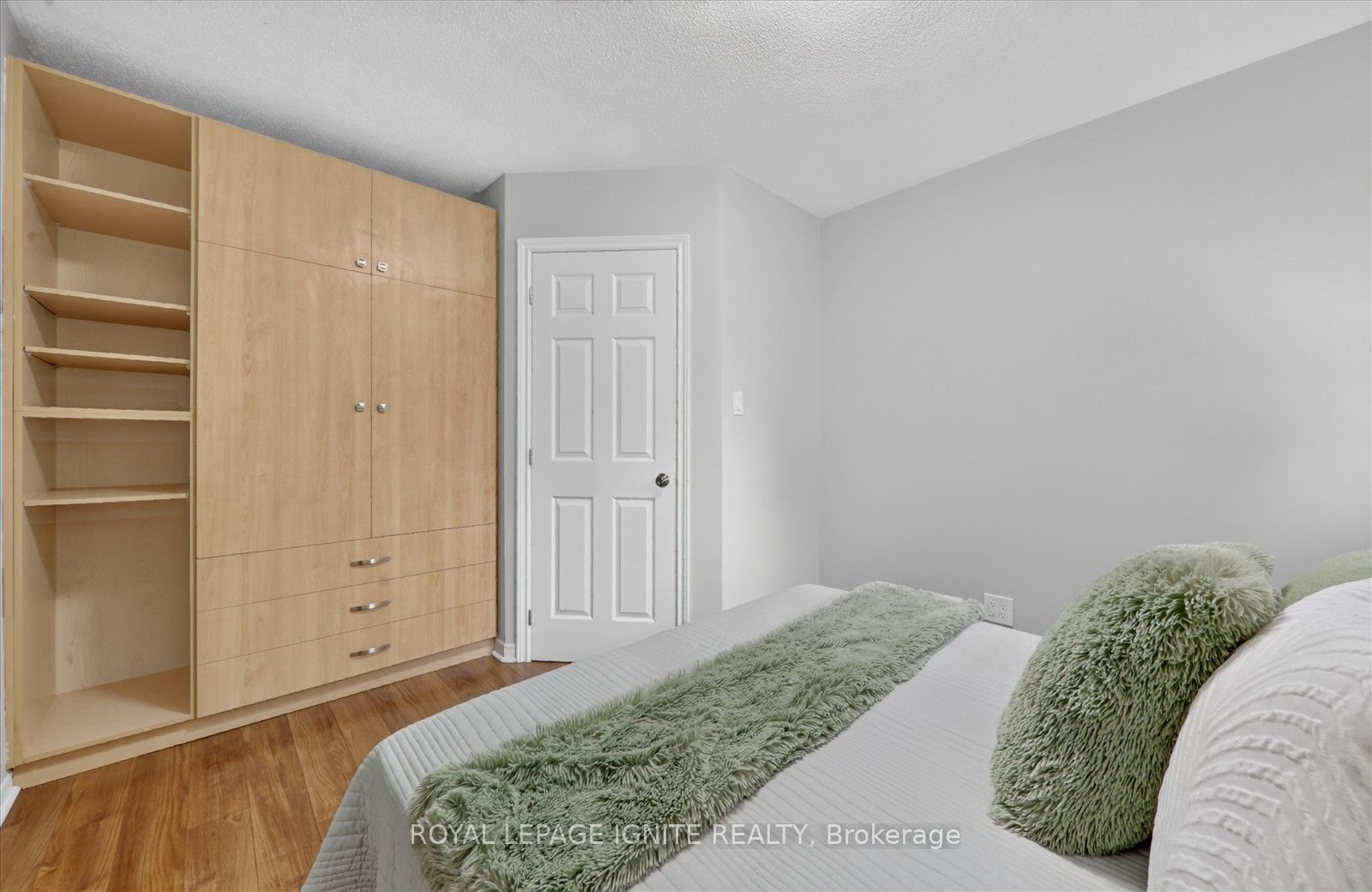 1569 Norwill Crescent Property Photo 28