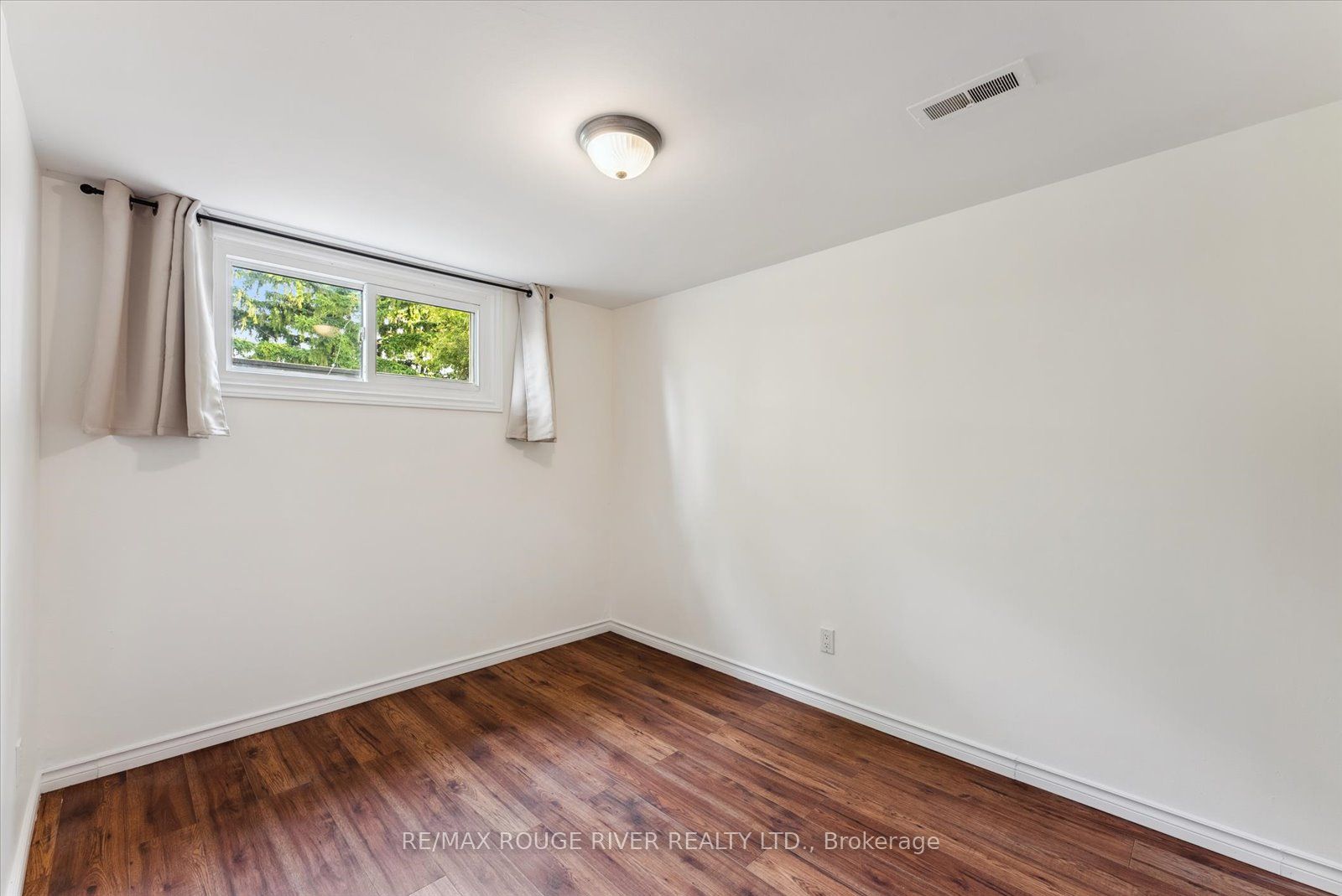 1121 Brock Street S Bsmt Property Photo 4