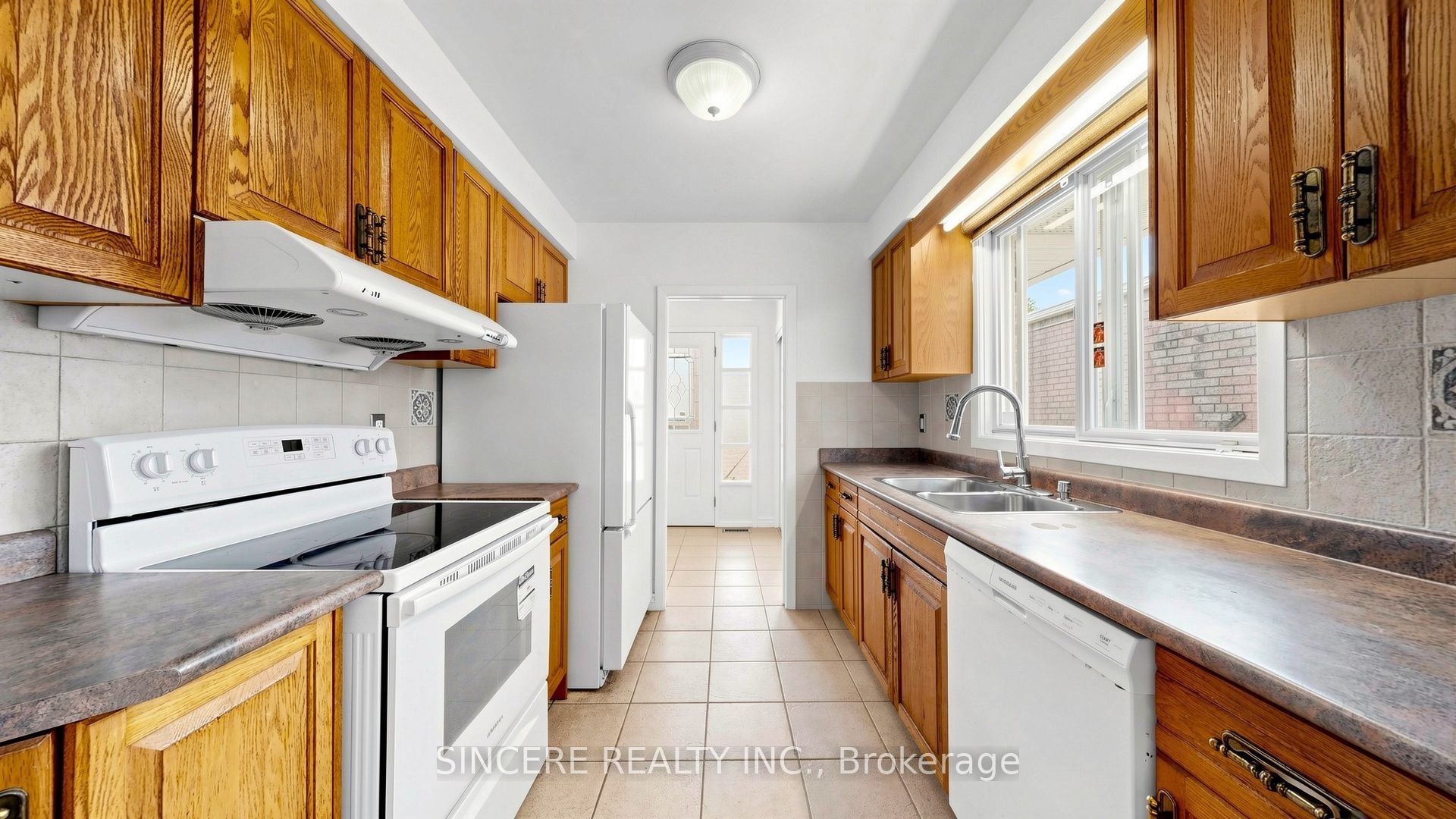 5 Glendower Circuit Property Photo 11