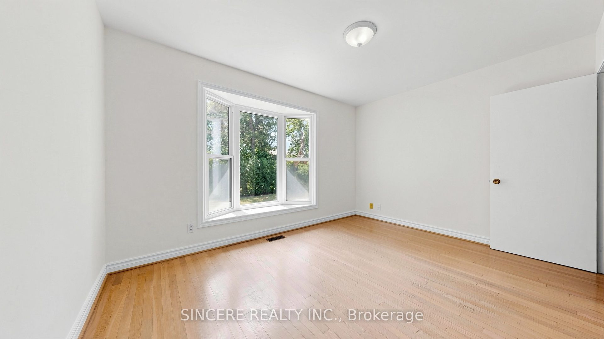 5 Glendower Circuit Property Photo 31