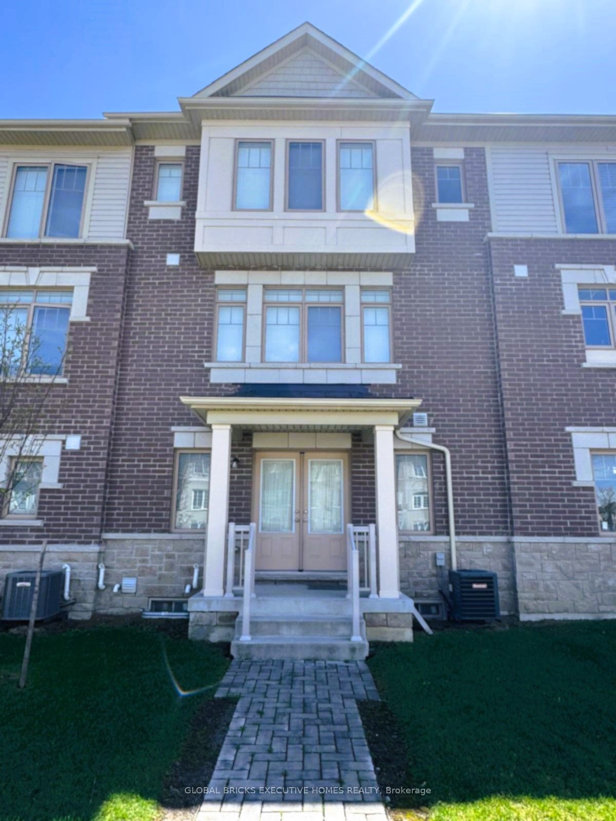 42 Ambereen Place E Property Photo 1