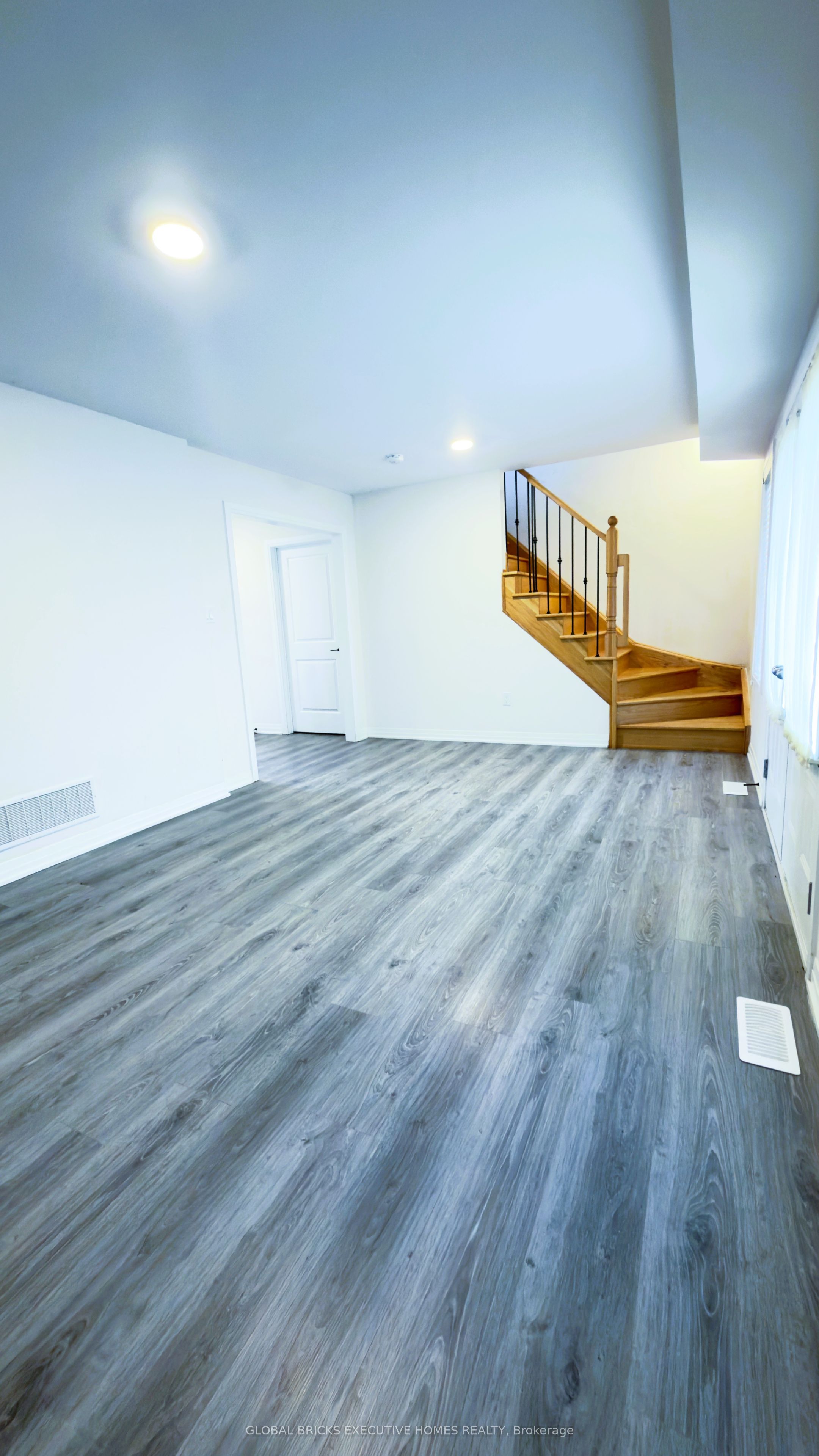 42 Ambereen Place E Property Photo 5