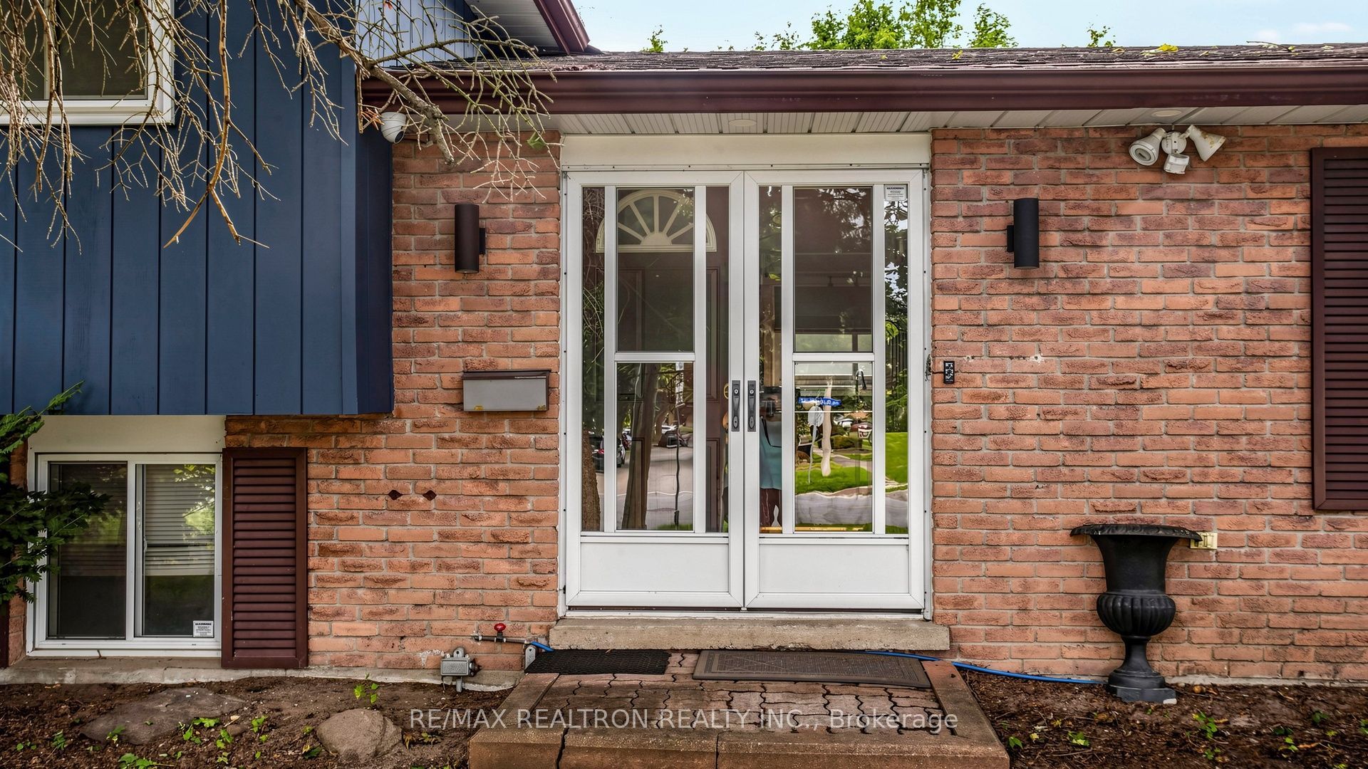 10 Rotherglen Road S Property Photo 3