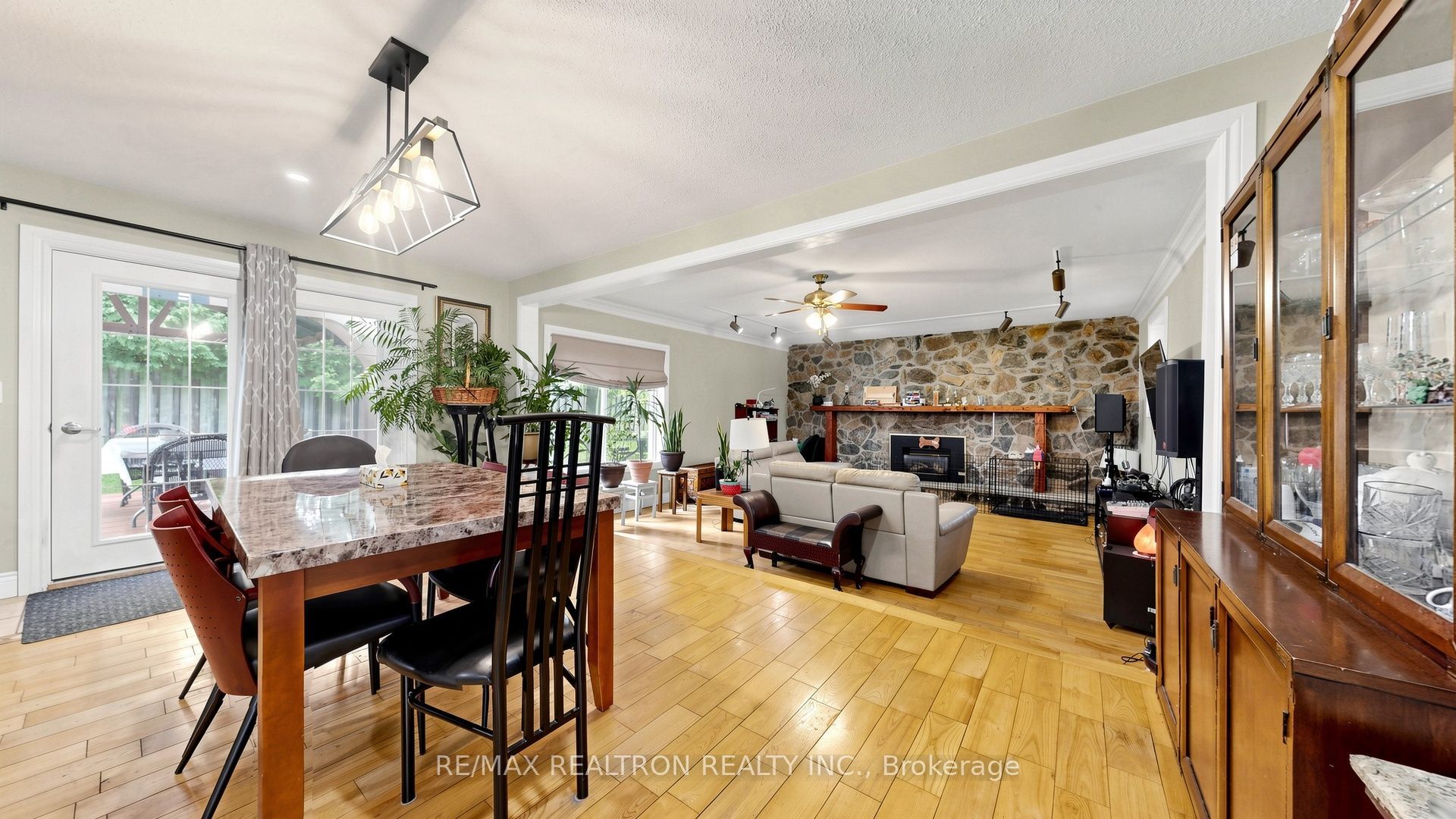 10 Rotherglen Road S Property Photo 8