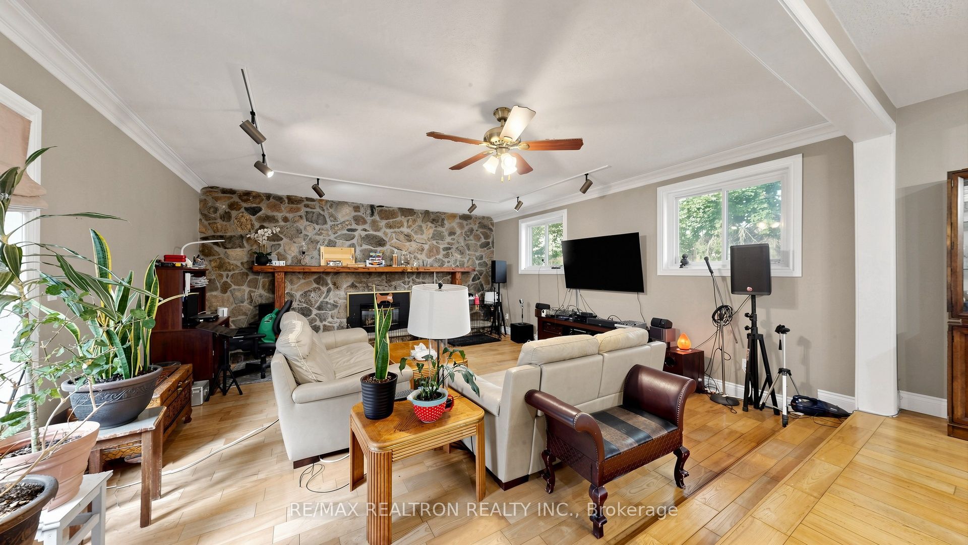 10 Rotherglen Road S Property Photo 12