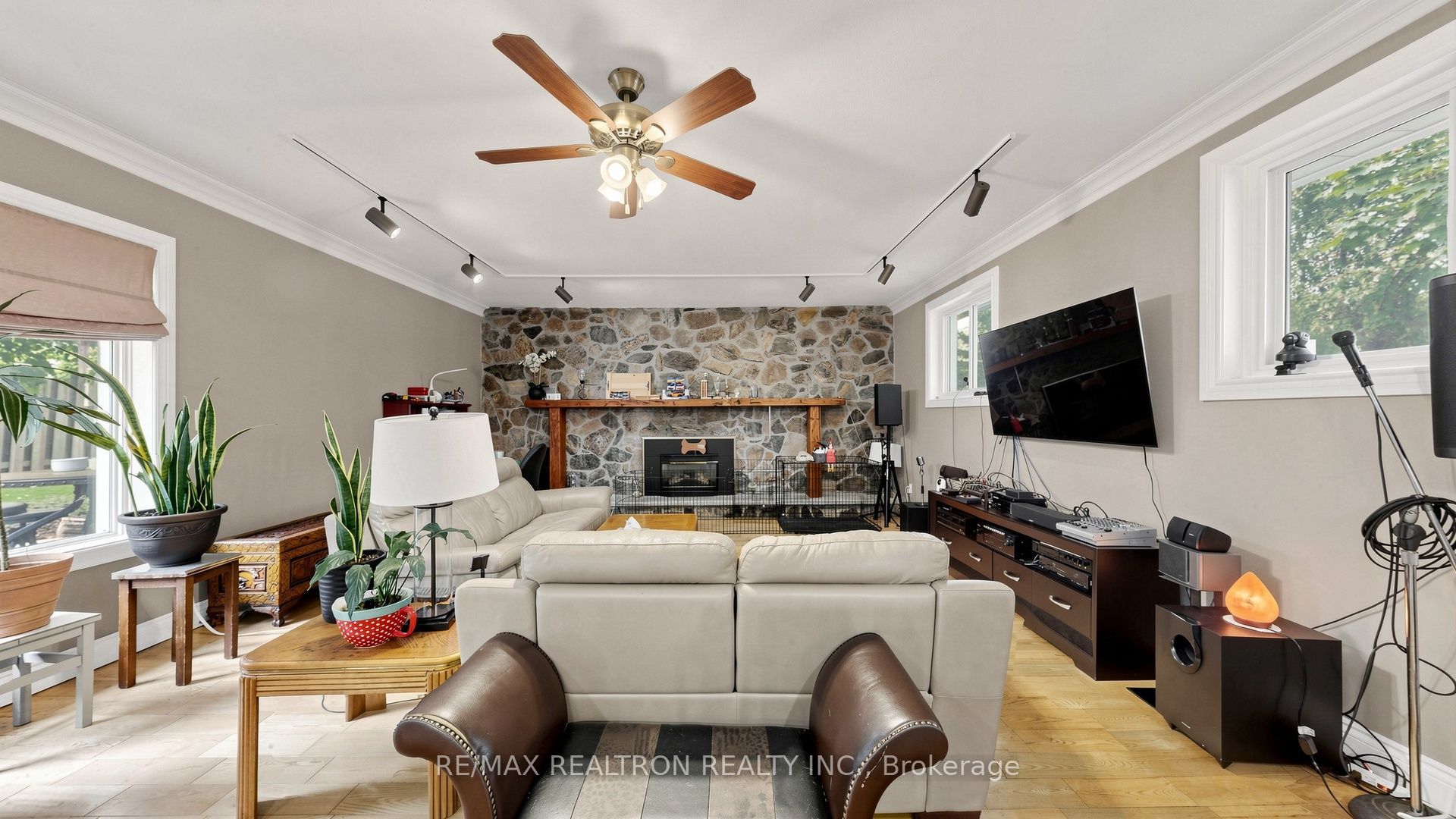 10 Rotherglen Road S Property Photo 15