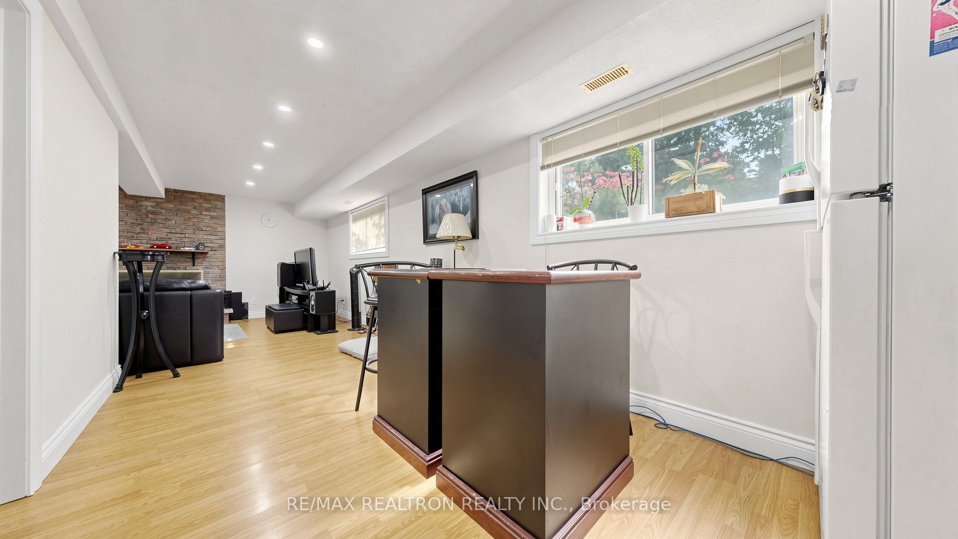 10 Rotherglen Road S Property Photo 27