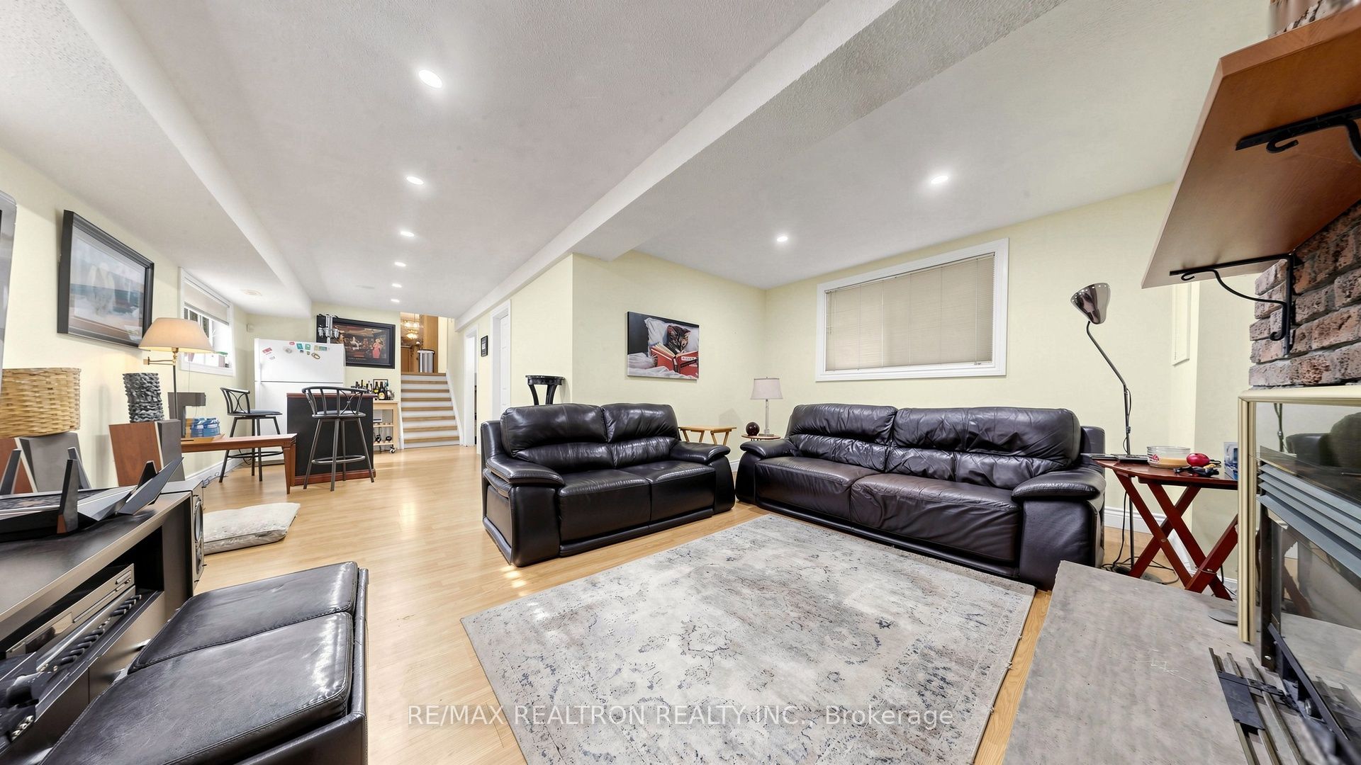 10 Rotherglen Road S Property Photo 33