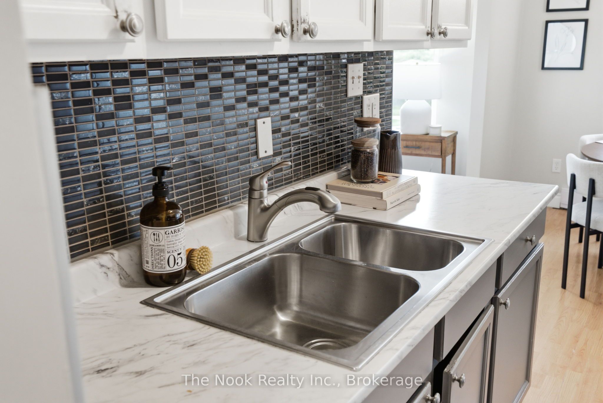540 Mary Street E 1-3 Property Photo 7