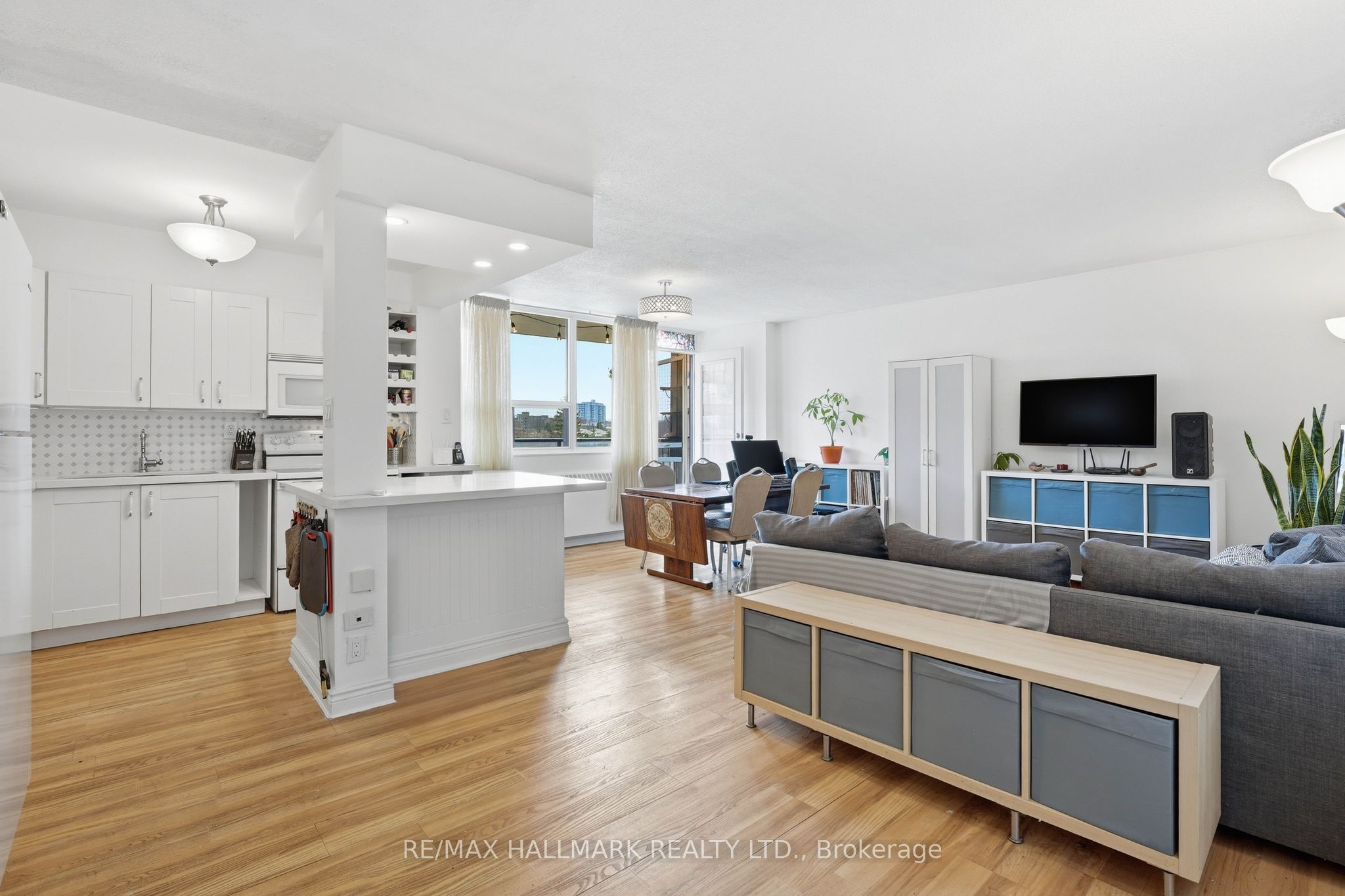 180 Markham Road 503 Property Photo 1