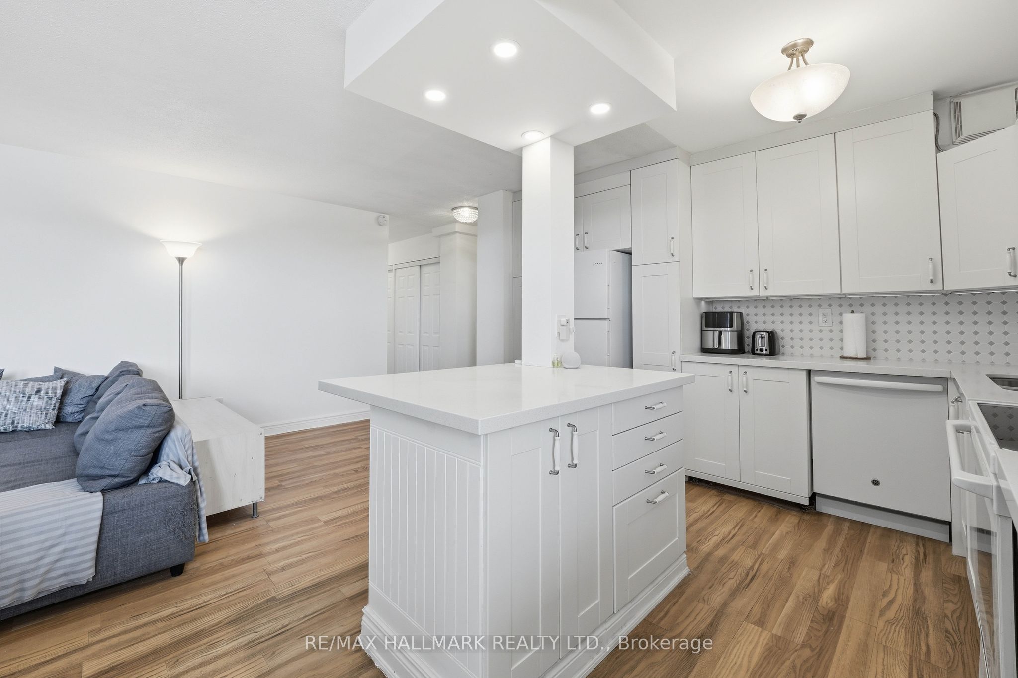 180 Markham Road 503 Property Photo 5