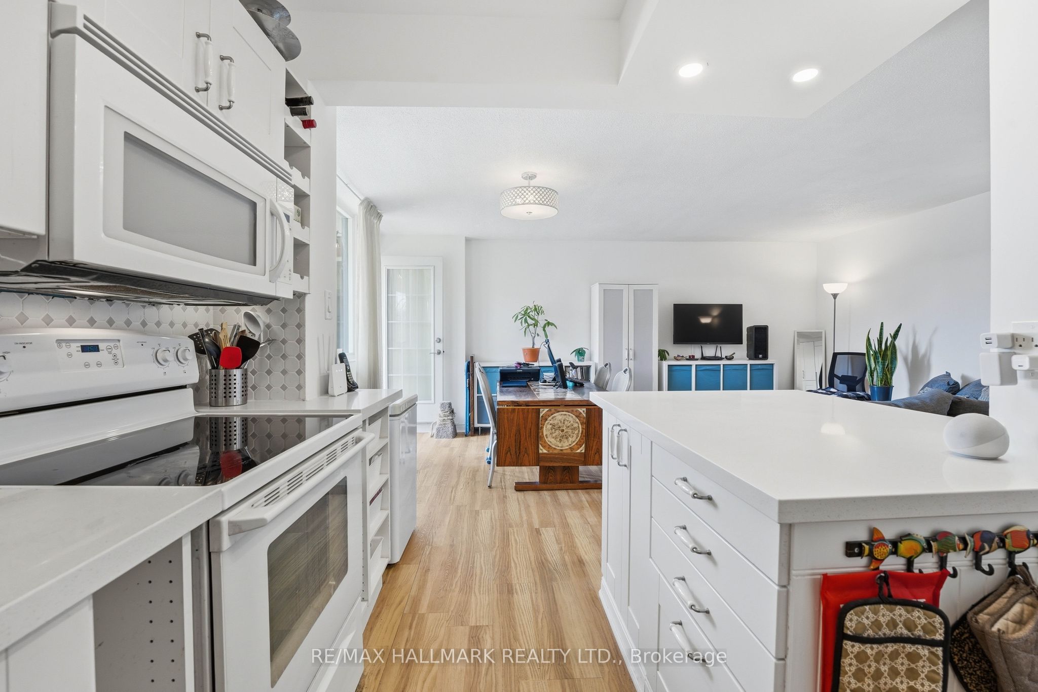 180 Markham Road 503 Property Photo 6