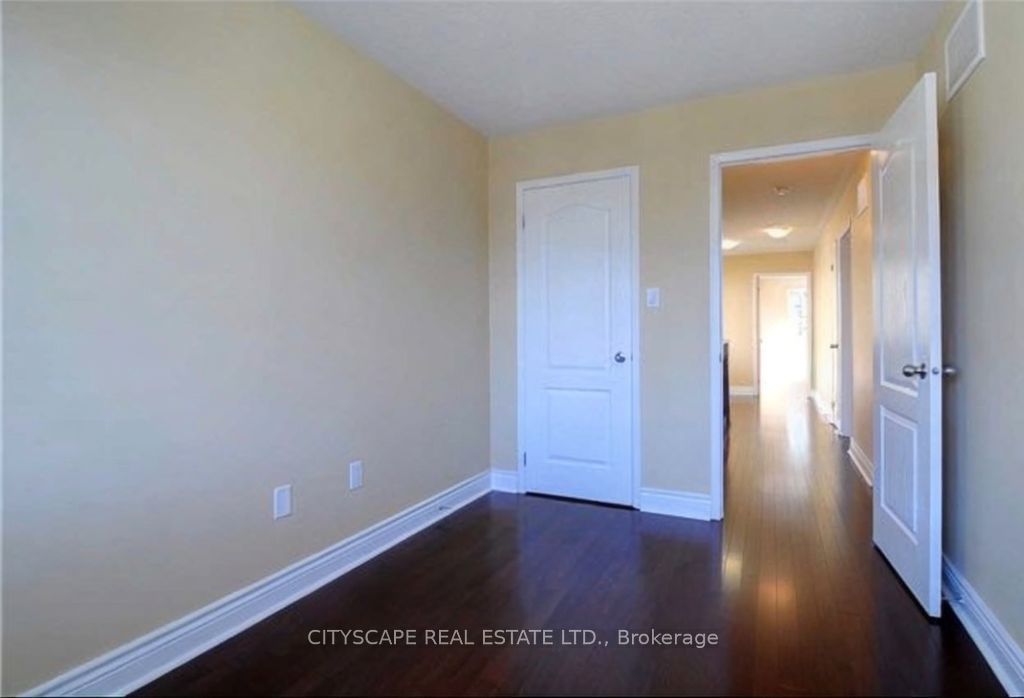 1136 Schooling Drive E Property Photo 8