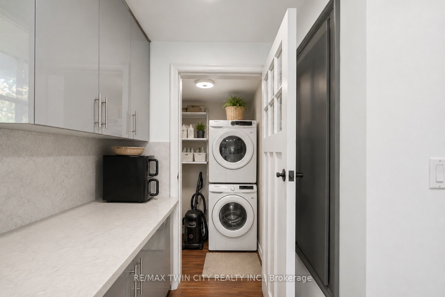 980 Ritson Road N Property Photo 8