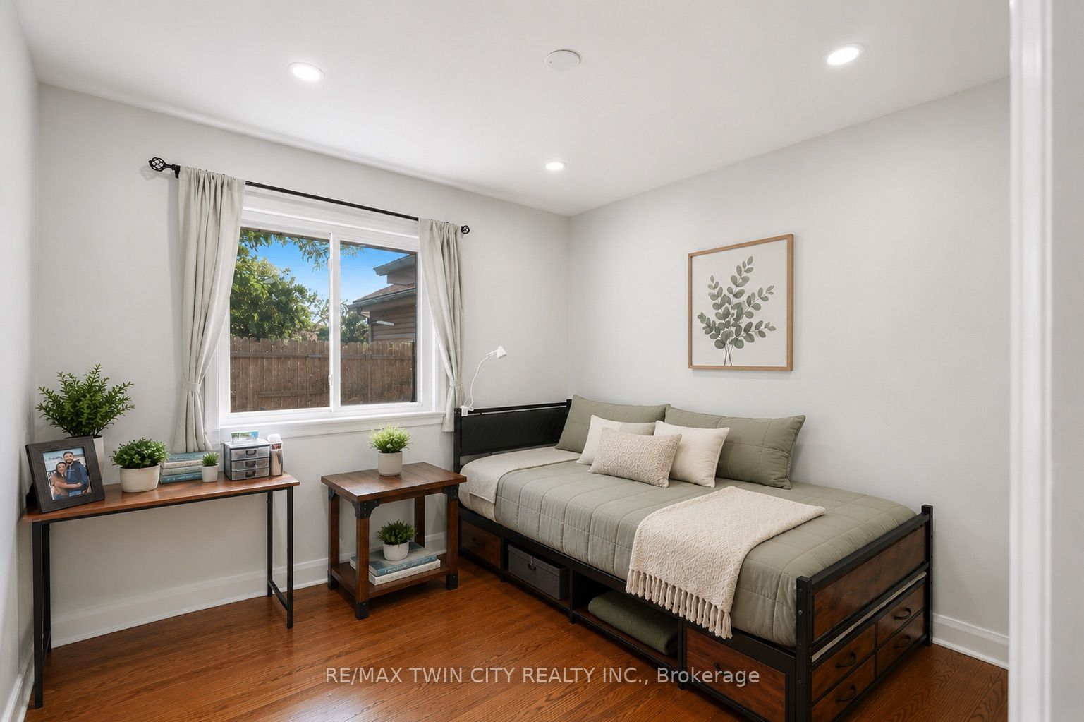 980 Ritson Road N Property Photo 13