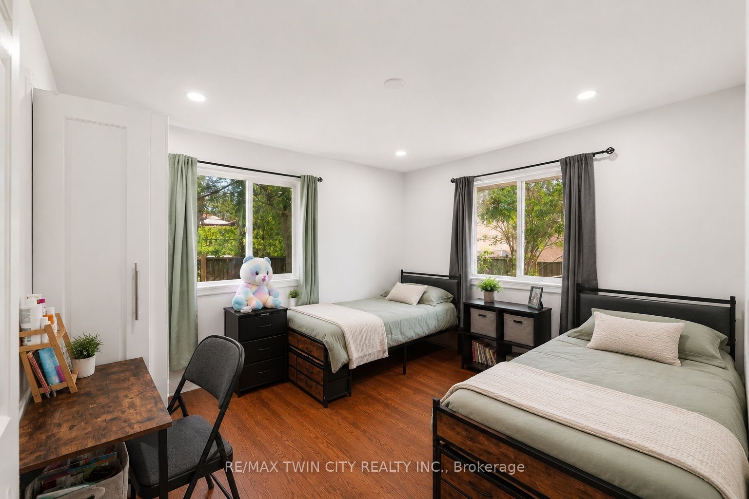 980 Ritson Road N Property Photo 14