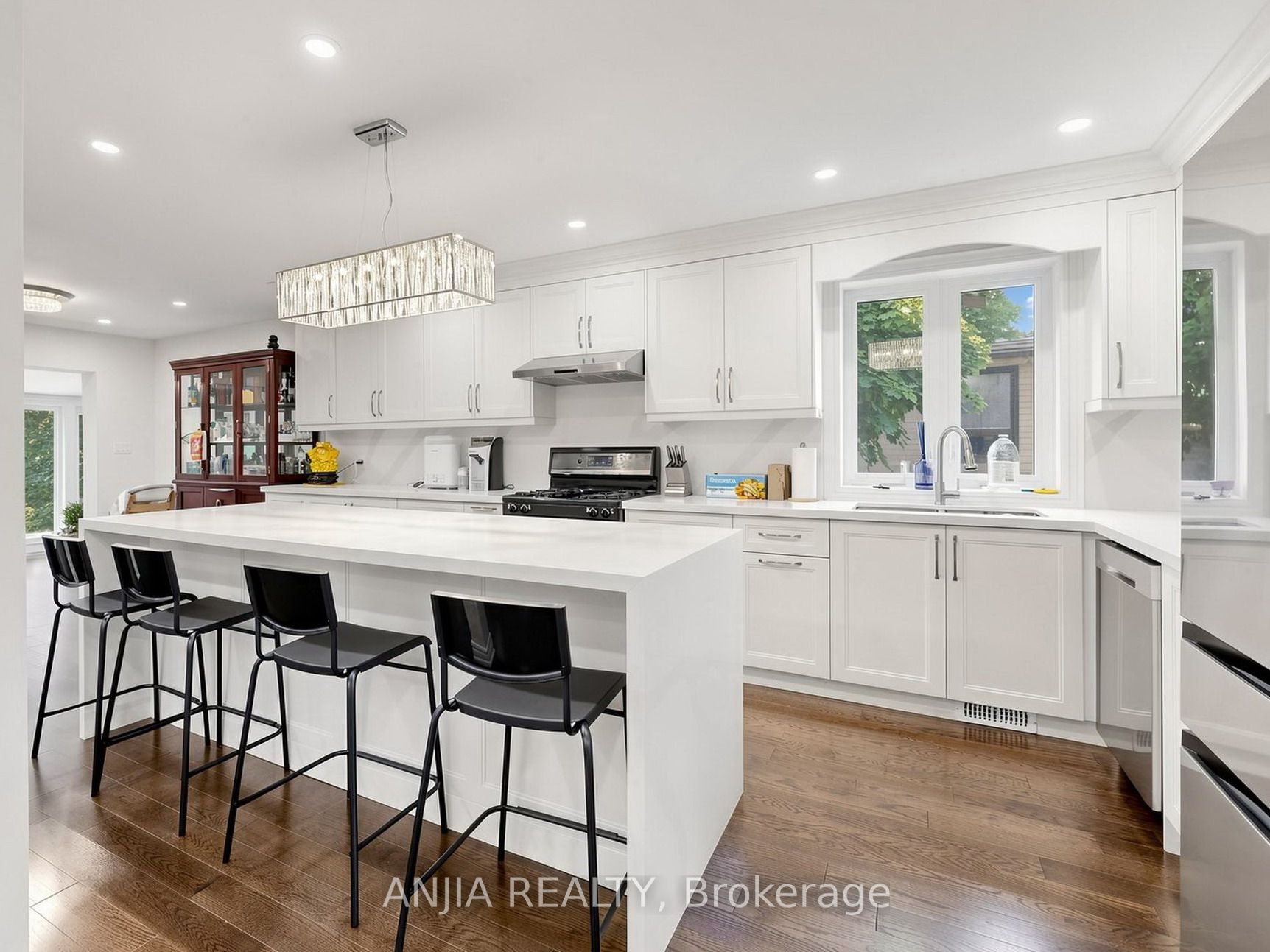 8 Applefield Drive Property Photo 4