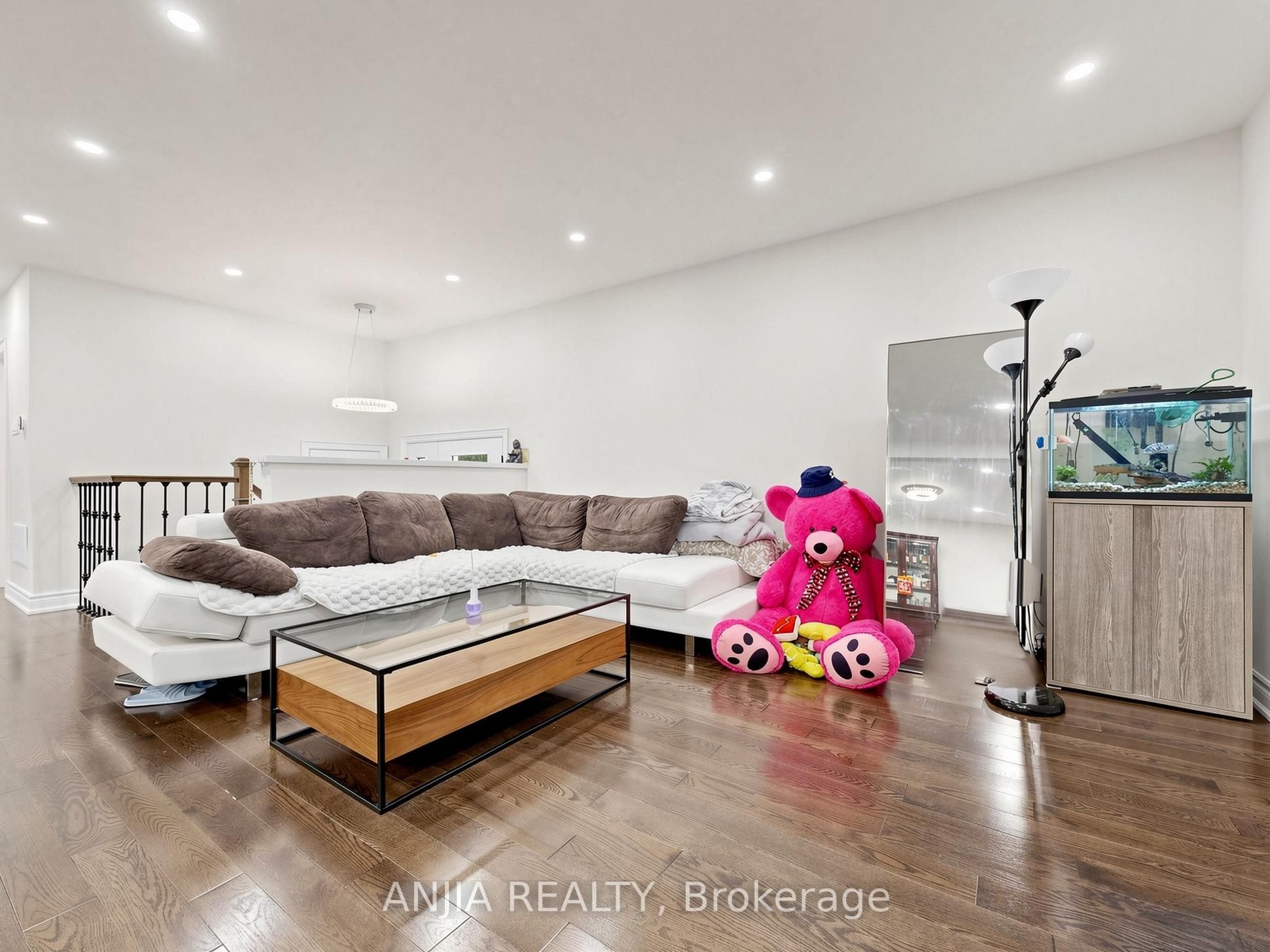 8 Applefield Drive Property Photo 13