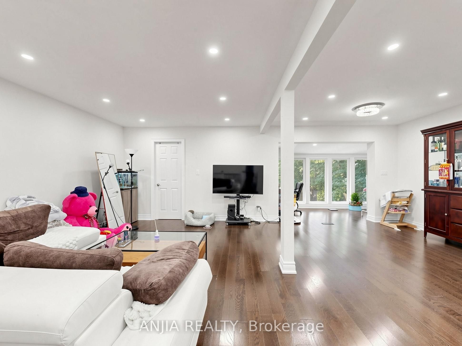 8 Applefield Drive Property Photo 14