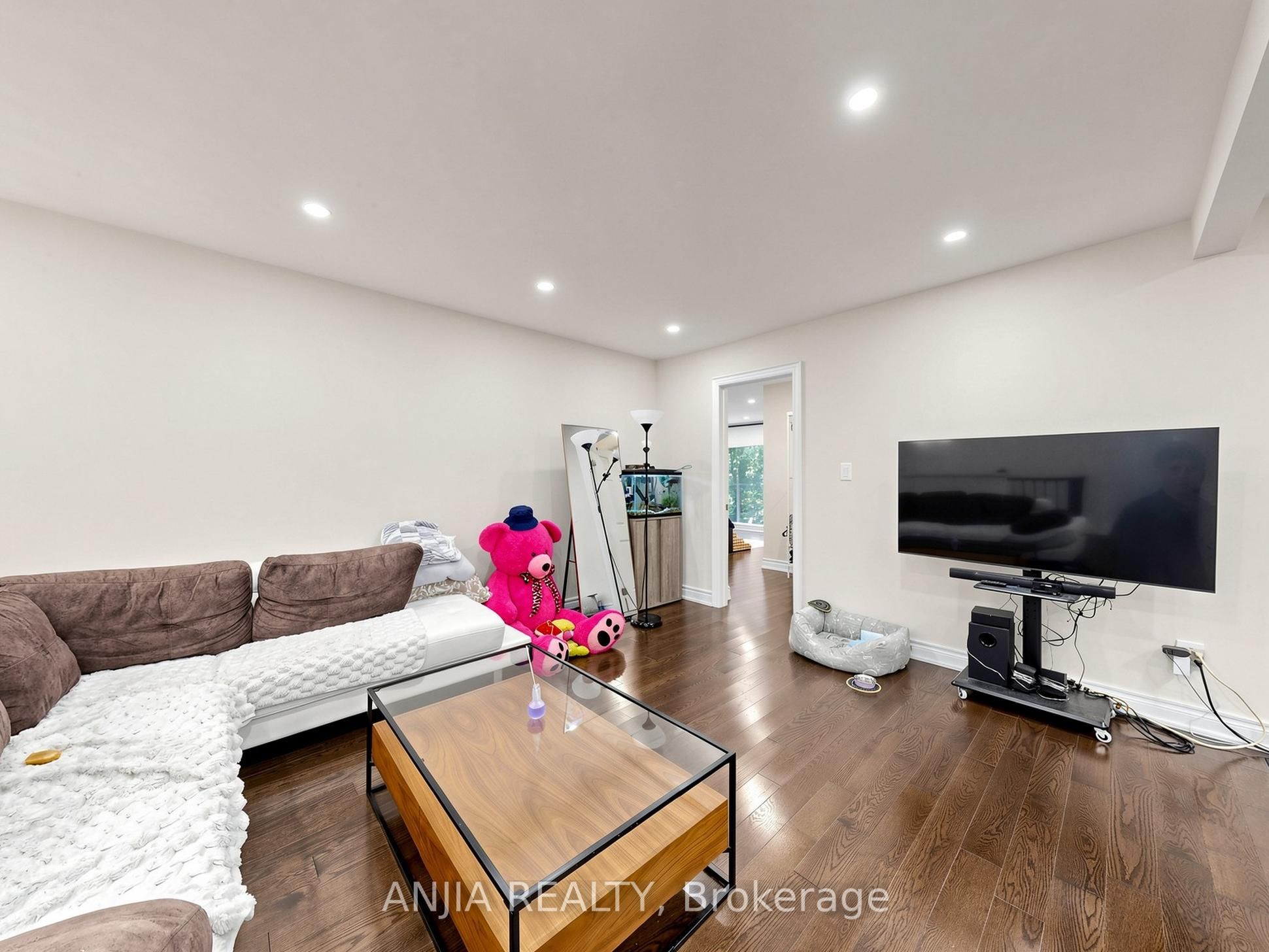 8 Applefield Drive Property Photo 15