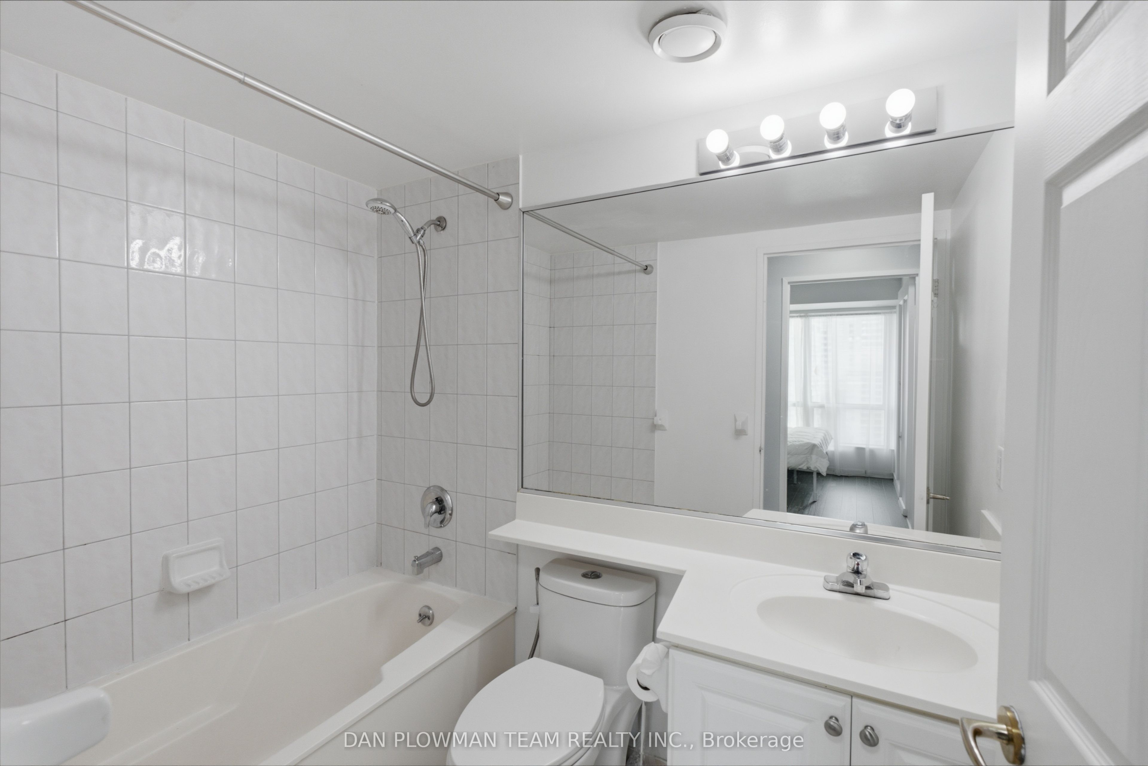 8 Lee Centre Drive 913 Property Photo 14