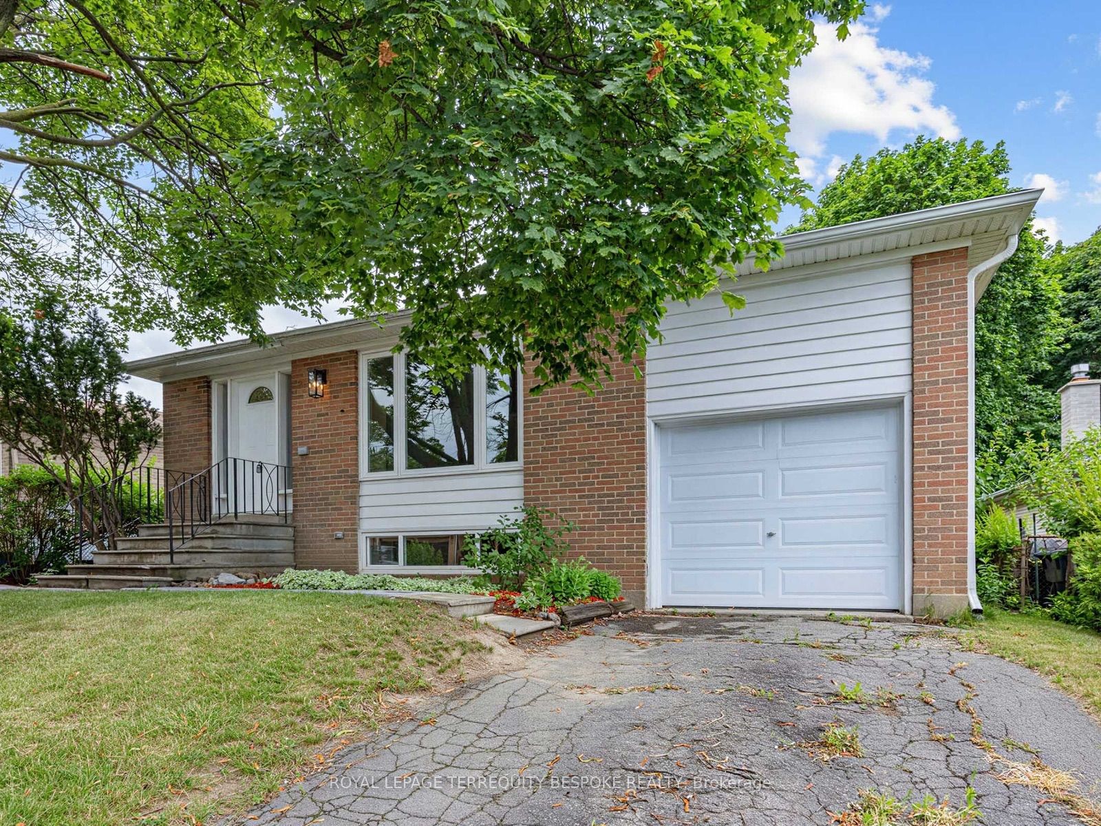 9 Midcroft Drive Property Photo 2