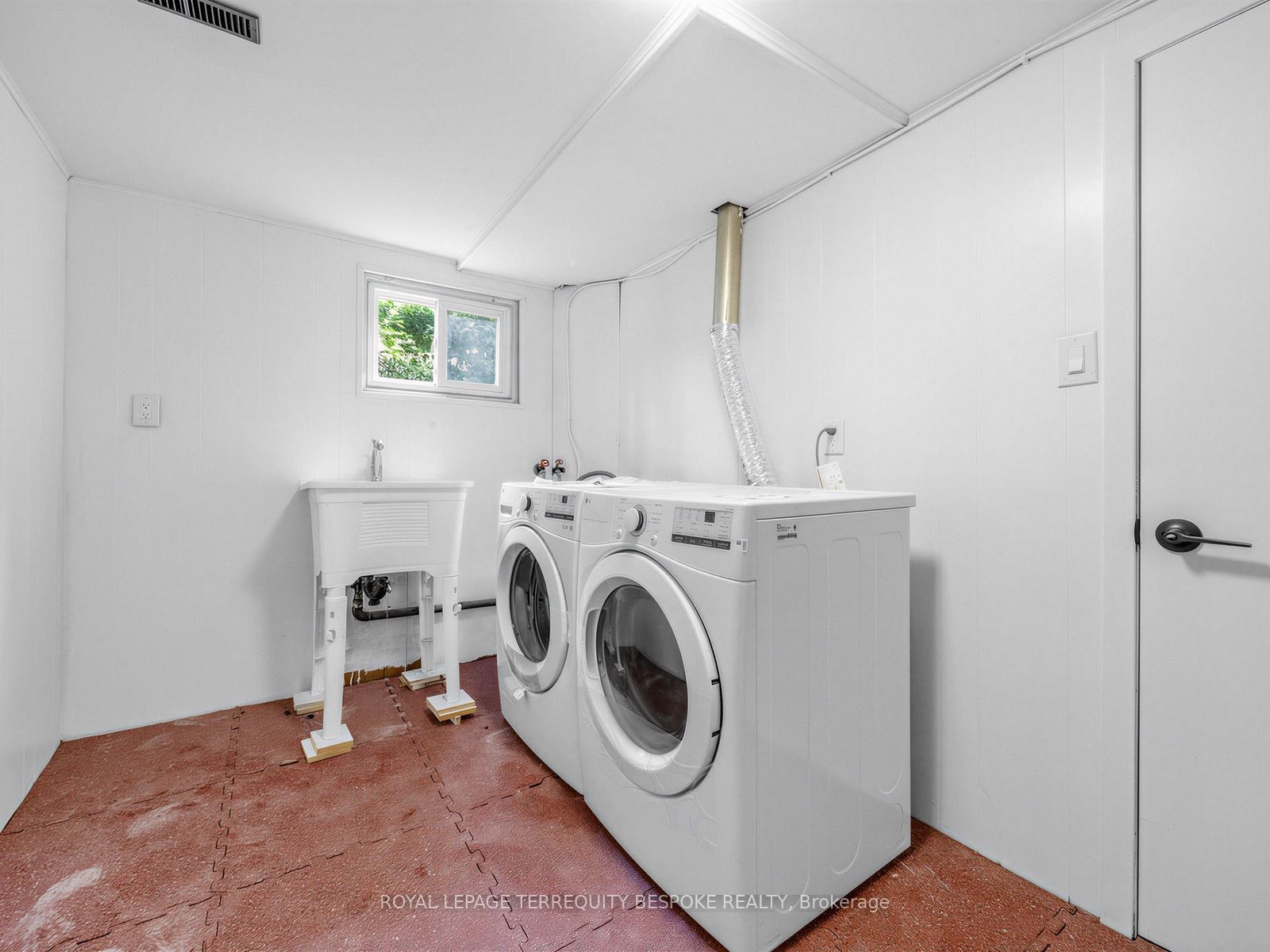 9 Midcroft Drive Property Photo 39