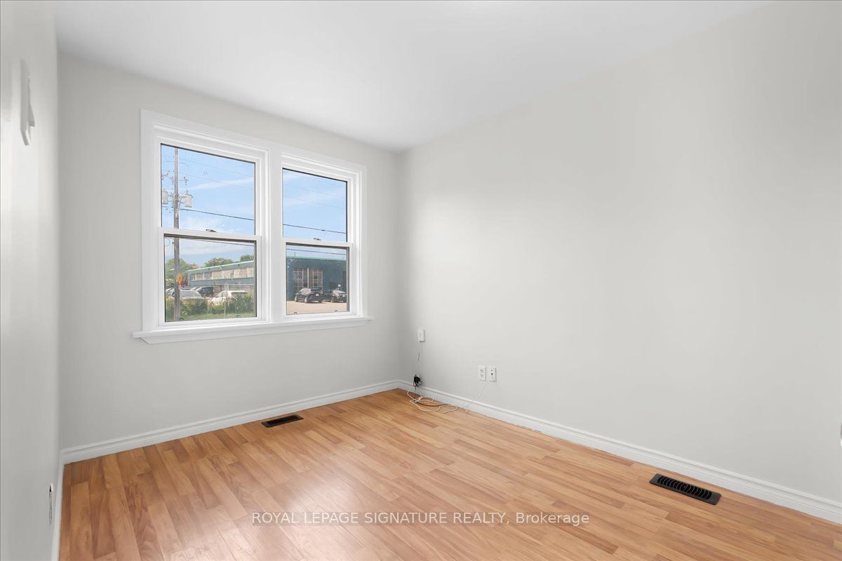 195 Park Road S Property Photo 11