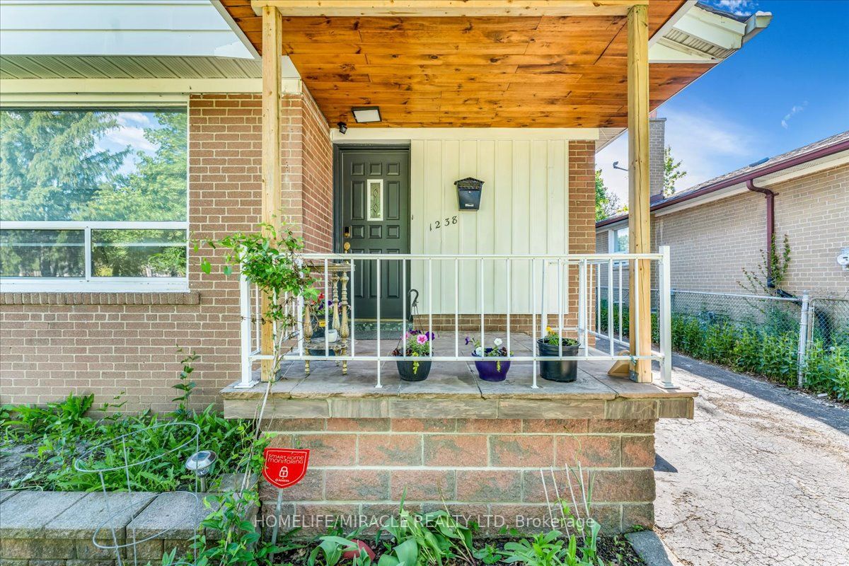 1238 Pharmacy Avenue Property Photo 3