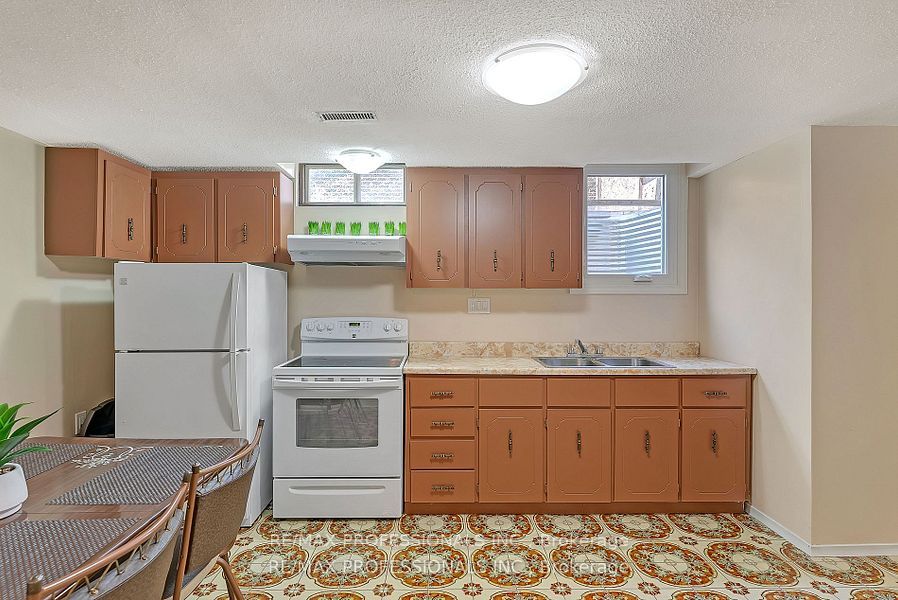 124 Panter Crescent Lower Property Photo 7