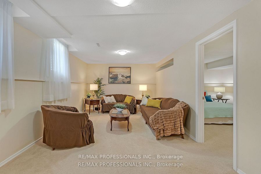 124 Panter Crescent Lower Property Photo 10