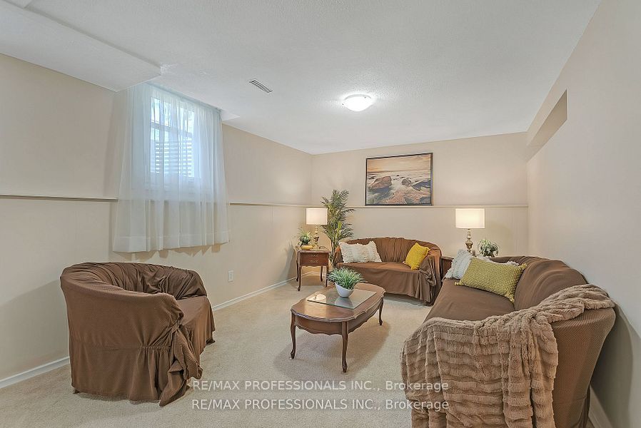 124 Panter Crescent Lower Property Photo 12