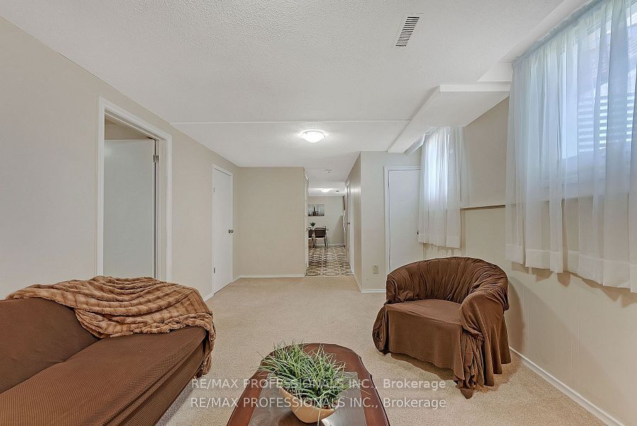 124 Panter Crescent Lower Property Photo 14