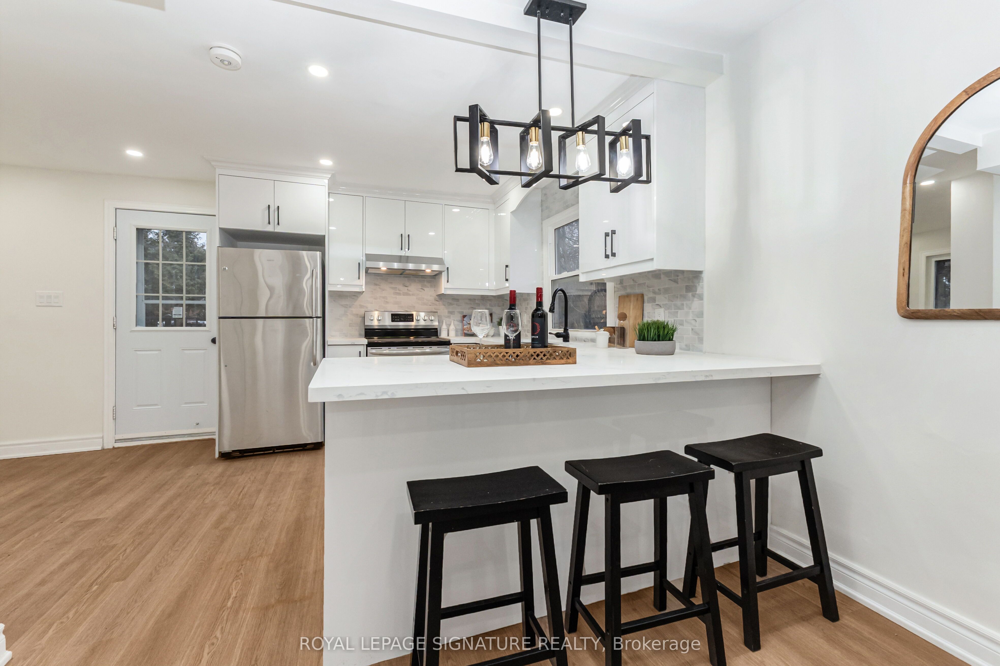 377 Adelaide Avenue W Property Photo 6
