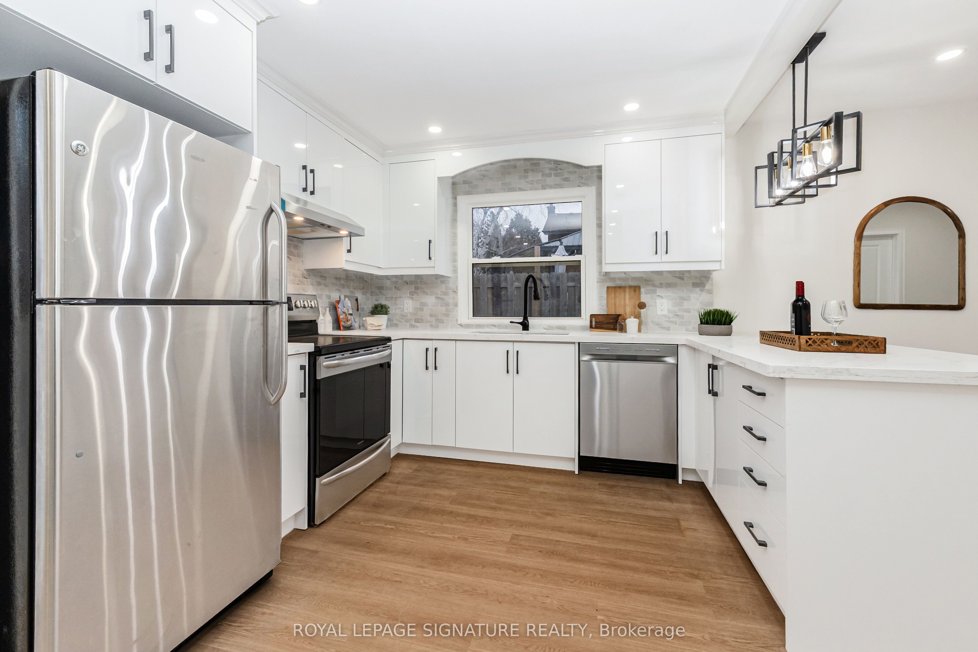 377 Adelaide Avenue W Property Photo 7