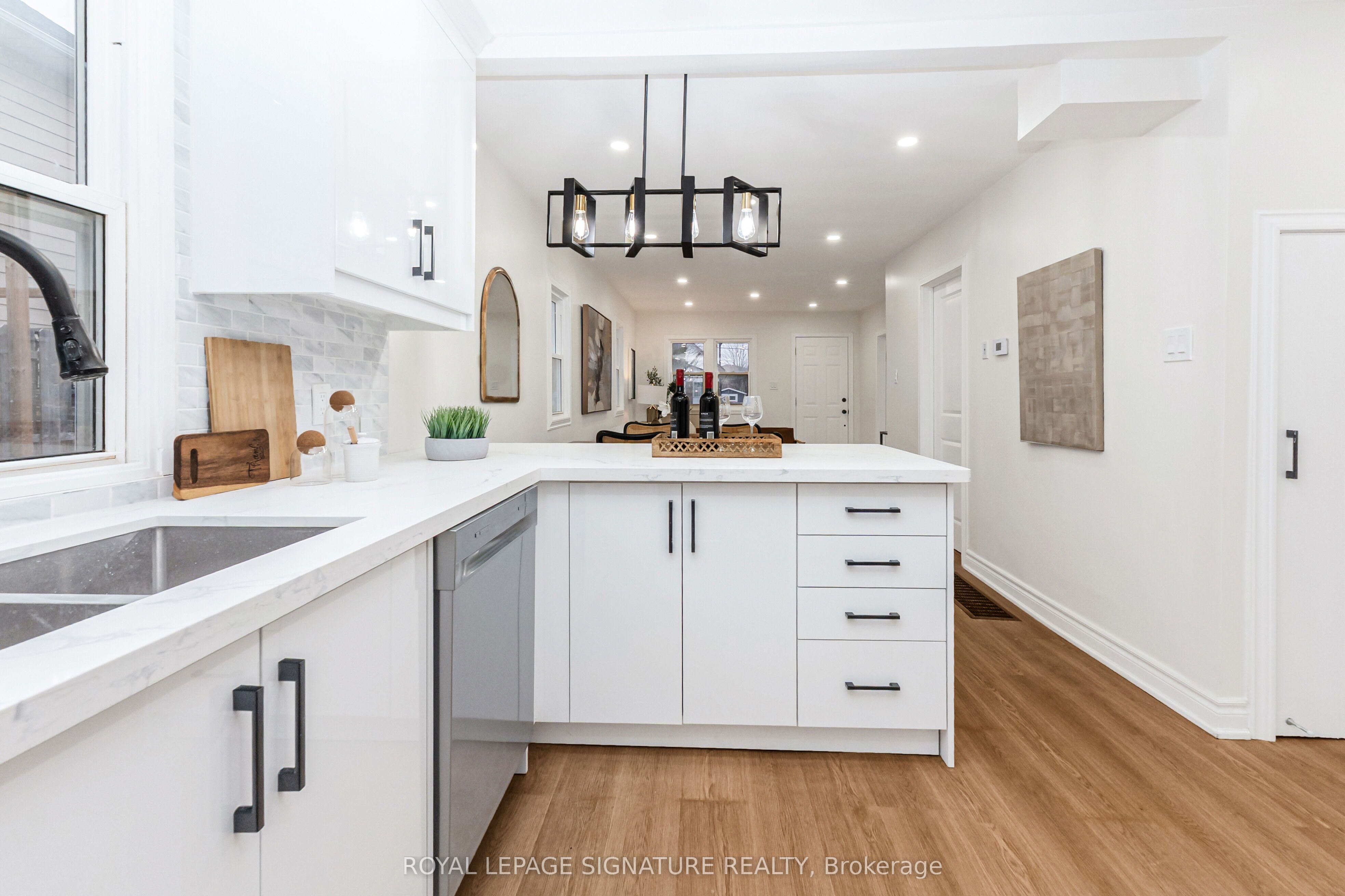 377 Adelaide Avenue W Property Photo 8